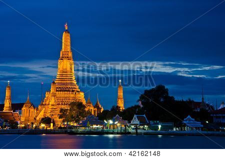 Picture or Photo of Wat Arun The Temple of Dawn at twilight view across river. Bangkok Thailand