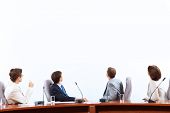 foto of meeting  - Image of businesspeople at presentation looking at screen - JPG 
