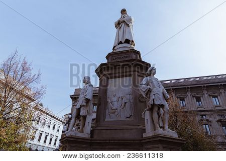 Poster: Statue Of Leonardo Da Vinci