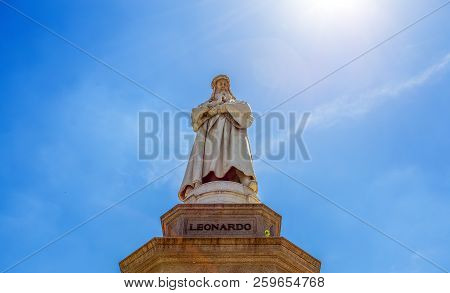 Poster: Leonardo Da Vinci Statue In